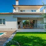 Modern Grgo With Pool And Jacuzzi In