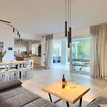 Modern Grgo With Pool And Jacuzzi In * Tinjan