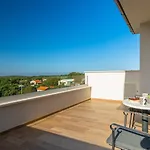 Вилла Modern Grgo With Pool And Jacuzzi In