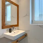 Modern Grgo With Pool And Jacuzzi In *
