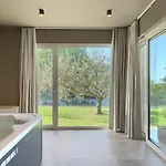 Modern Grgo With Pool And Jacuzzi In
