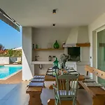 Modern Grgo With Pool And Jacuzzi In