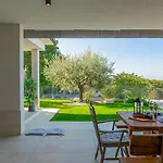 Modern Grgo With Pool And Jacuzzi In וילה