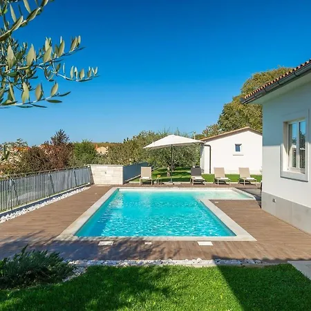 Modern Grgo With Pool And Jacuzzi In * Tinjan