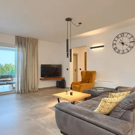 Villa Modern Grgo With Pool And Jacuzzi In