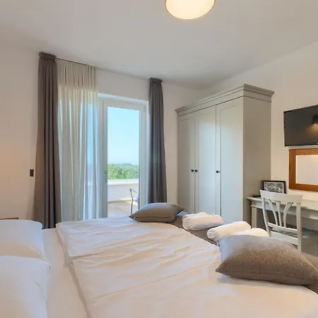 Modern Grgo With Pool And Jacuzzi In Villa Tinjan