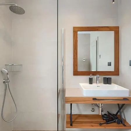 Modern Grgo With Pool And Jacuzzi In Tinjan