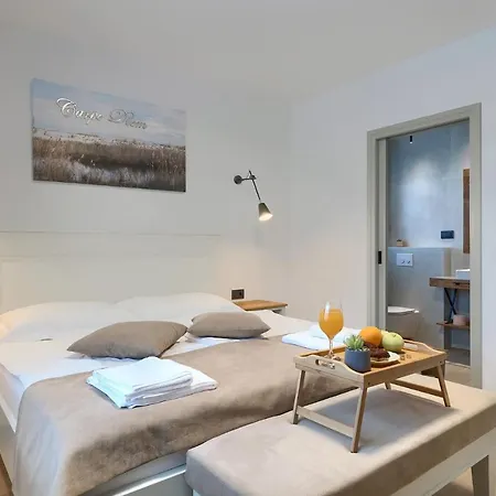 Modern Grgo With Pool And Jacuzzi In * Tinjan