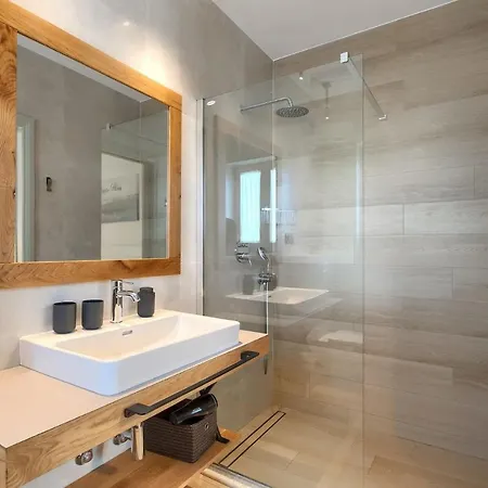 Modern Grgo With Pool And Jacuzzi In Villa