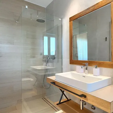 Villa Modern Grgo With Pool And Jacuzzi In