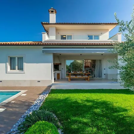 Modern Grgo With Pool And Jacuzzi In Villa