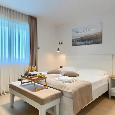 Modern Grgo With Pool And Jacuzzi In * Tinjan