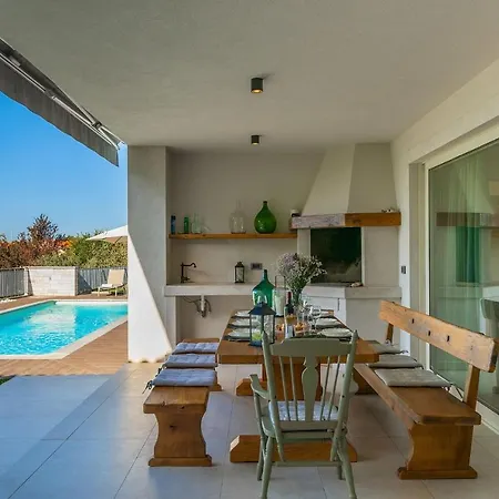 Modern Grgo With Pool And Jacuzzi In * Tinjan