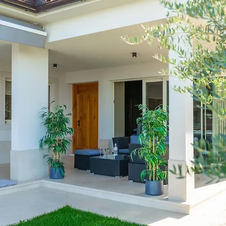 Modern Grgo With Pool And Jacuzzi In Villa