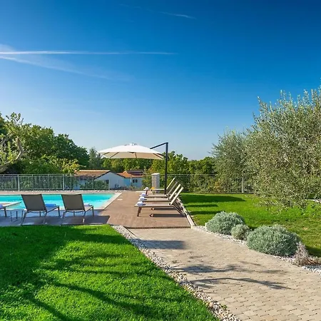 Modern Grgo With Pool And Jacuzzi In