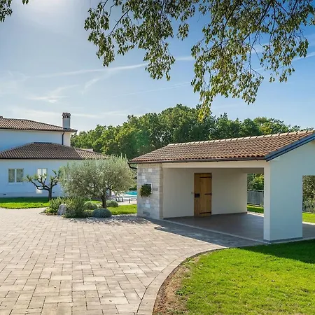 Villa Modern Grgo With Pool And Jacuzzi In *