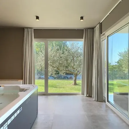 Modern Grgo With Pool And Jacuzzi In * Tinjan