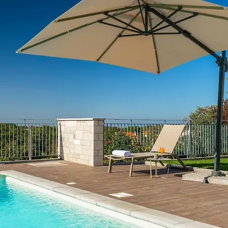 Modern Grgo With Pool And Jacuzzi In