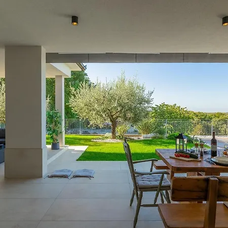 Modern Grgo With Pool And Jacuzzi In Tinjan