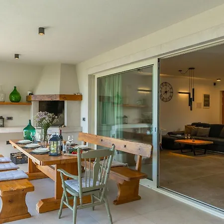 Modern Grgo With Pool And Jacuzzi In Villa Tinjan