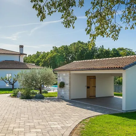 Modern Grgo With Pool And Jacuzzi In *