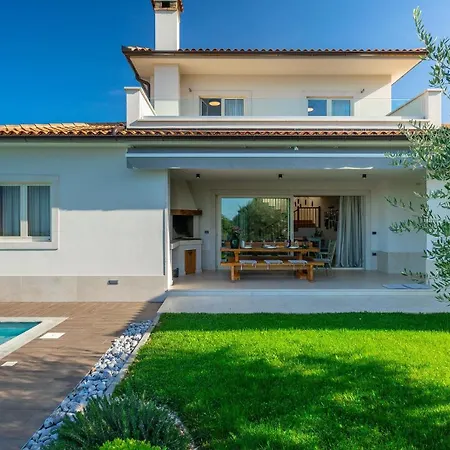 Modern Grgo With Pool And Jacuzzi In