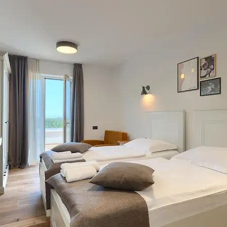 Modern Grgo With Pool And Jacuzzi In * Tinjan