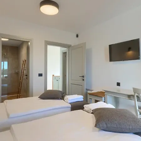 Modern Grgo With Pool And Jacuzzi In