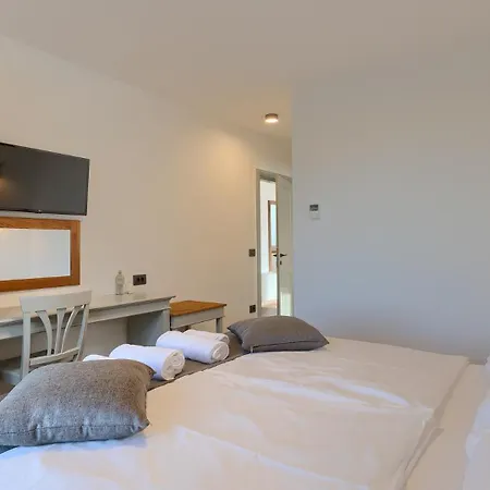 Modern Grgo With Pool And Jacuzzi In