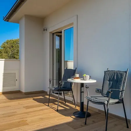 Modern Grgo With Pool And Jacuzzi In Tinjan