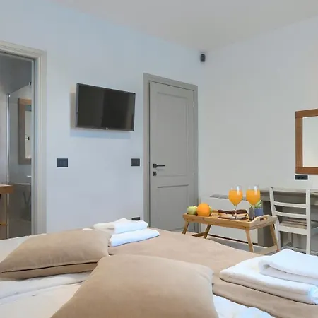 Modern Grgo With Pool And Jacuzzi In * Tinjan