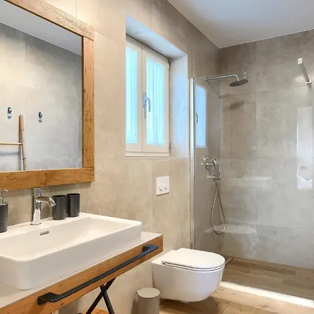Modern Grgo With Pool And Jacuzzi In Villa Tinjan