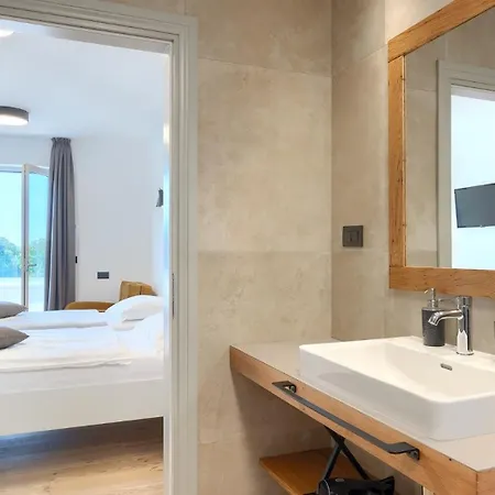 Modern Grgo With Pool And Jacuzzi In