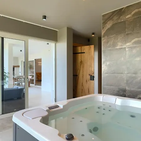 Modern Grgo With Pool And Jacuzzi In * Tinjan