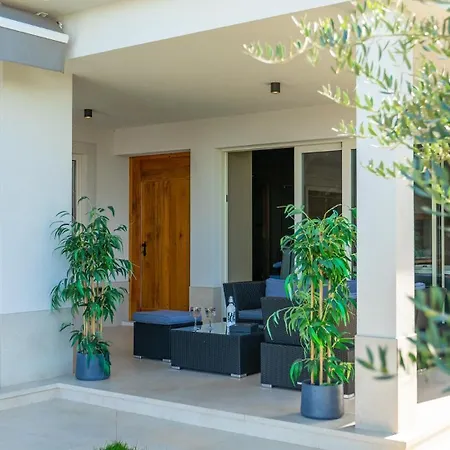 Modern Grgo With Pool And Jacuzzi In