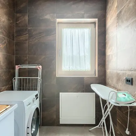 Modern Grgo With Pool And Jacuzzi In *