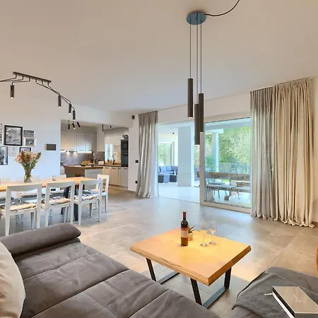 Modern Grgo With Pool And Jacuzzi In Villa