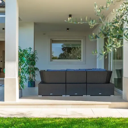 Villa Modern Grgo With Pool And Jacuzzi In Tinjan