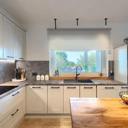 Modern Grgo With Pool And Jacuzzi In *