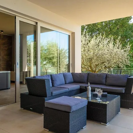 Modern Grgo With Pool And Jacuzzi In Tinjan