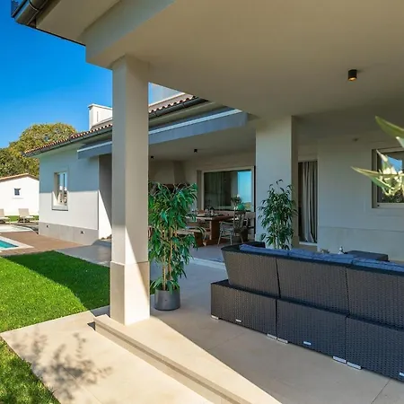 Modern Grgo With Pool And Jacuzzi In Tinjan