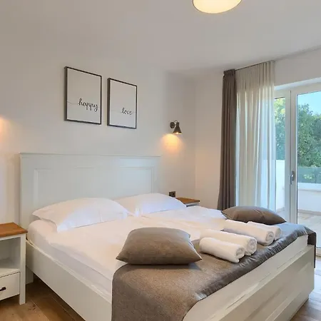 Modern Grgo With Pool And Jacuzzi In *