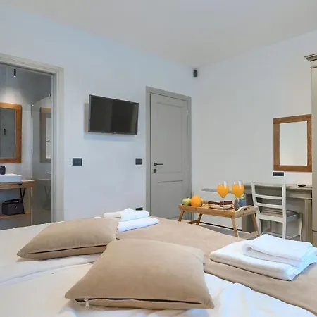 Modern Grgo With Pool And Jacuzzi In *