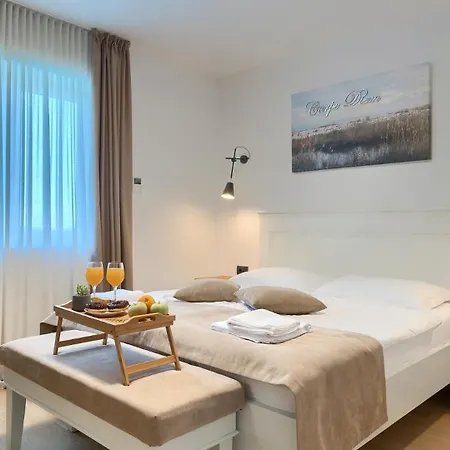 Modern Grgo With Pool And Jacuzzi In Villa