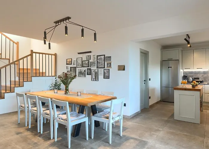 Modern Grgo With Pool And Jacuzzi In Villa Tinjan