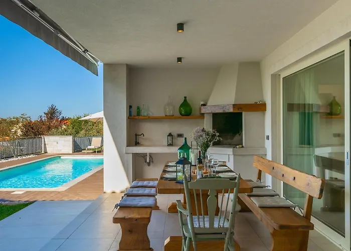 Modern Grgo With Pool And Jacuzzi In